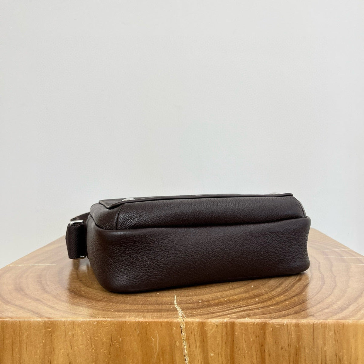 LOEW PEBBLE MESSENGER BAG