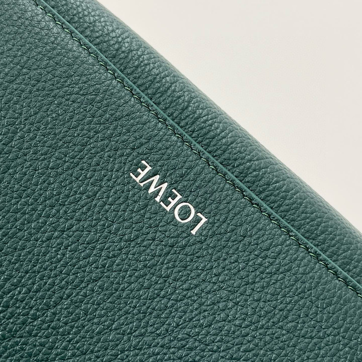 LOEW PEBBLE MESSENGER BAG