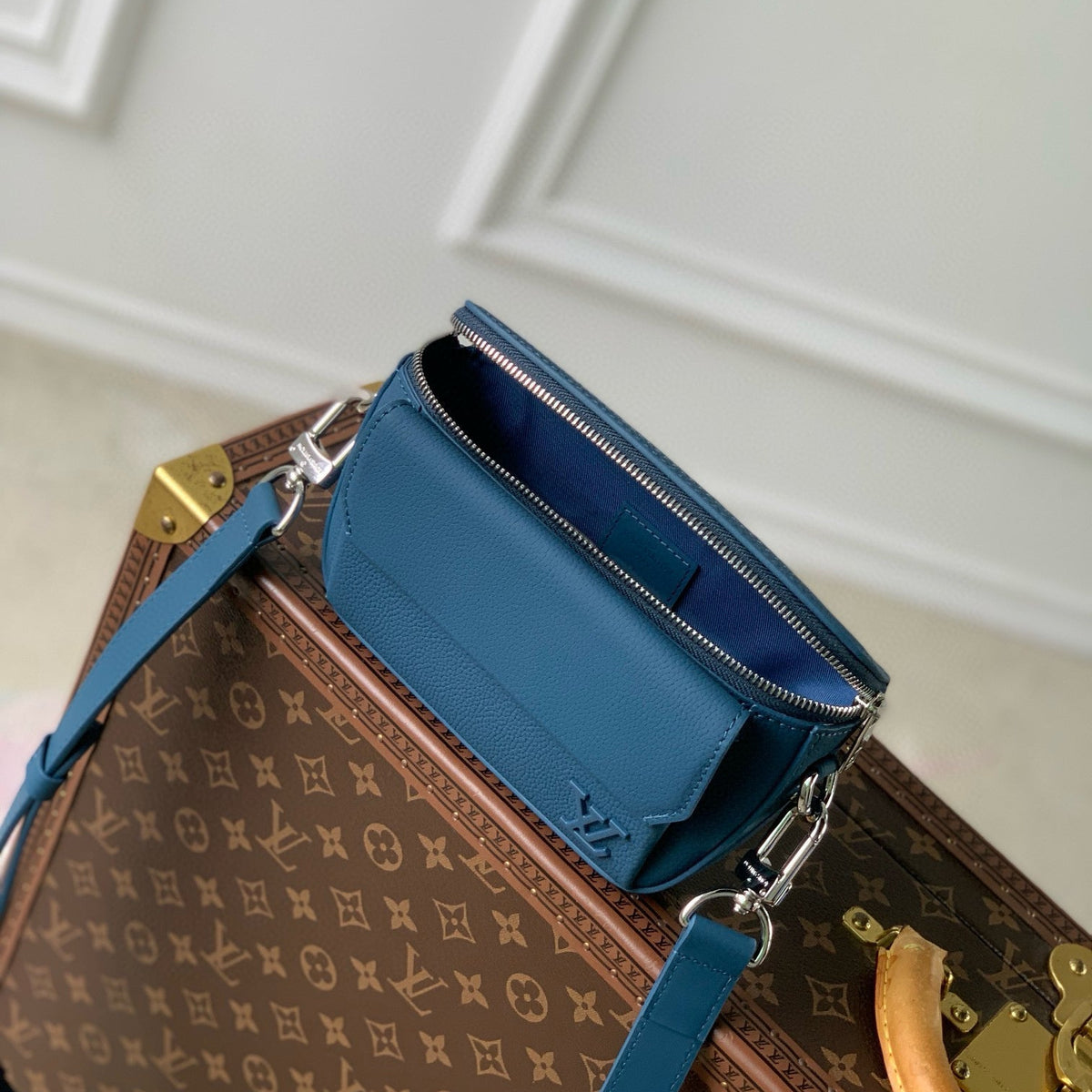 LOU PILOT WEARABLE WALLET