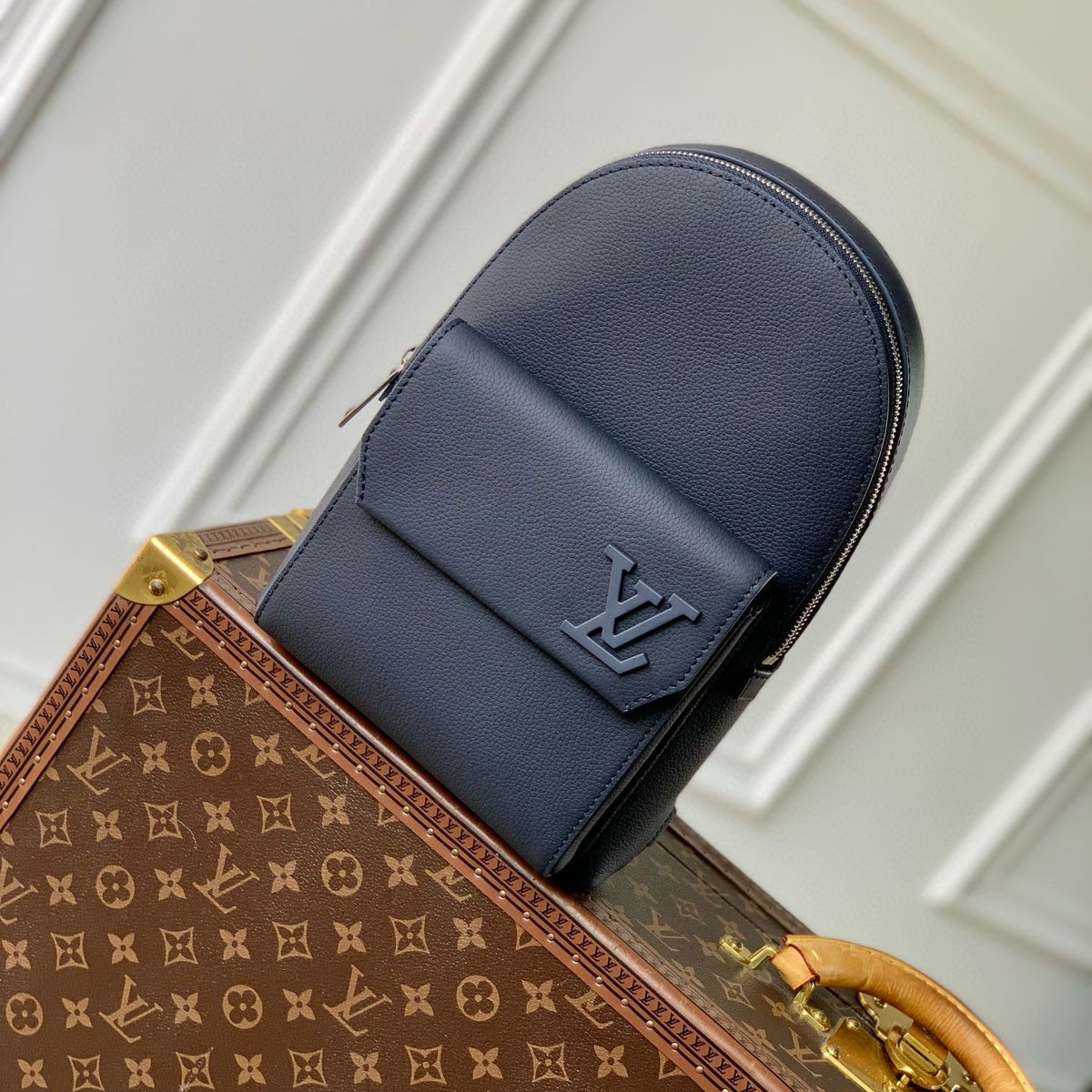 LOU PILOT SLINGBAG