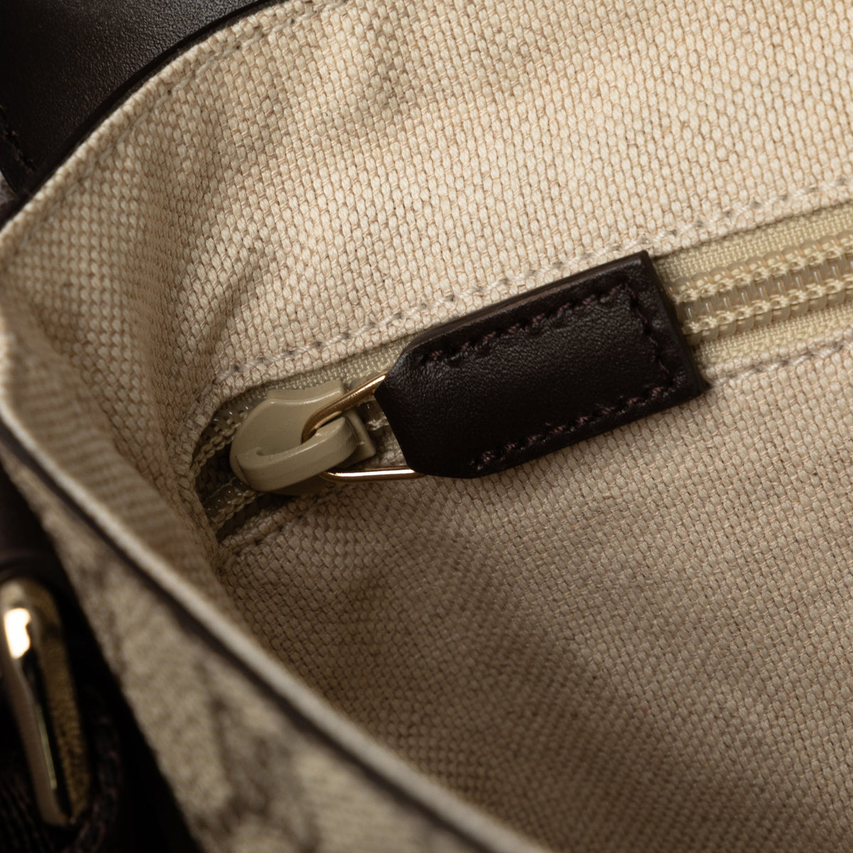 GUCCI GG Supreme Flap Messenger Bag