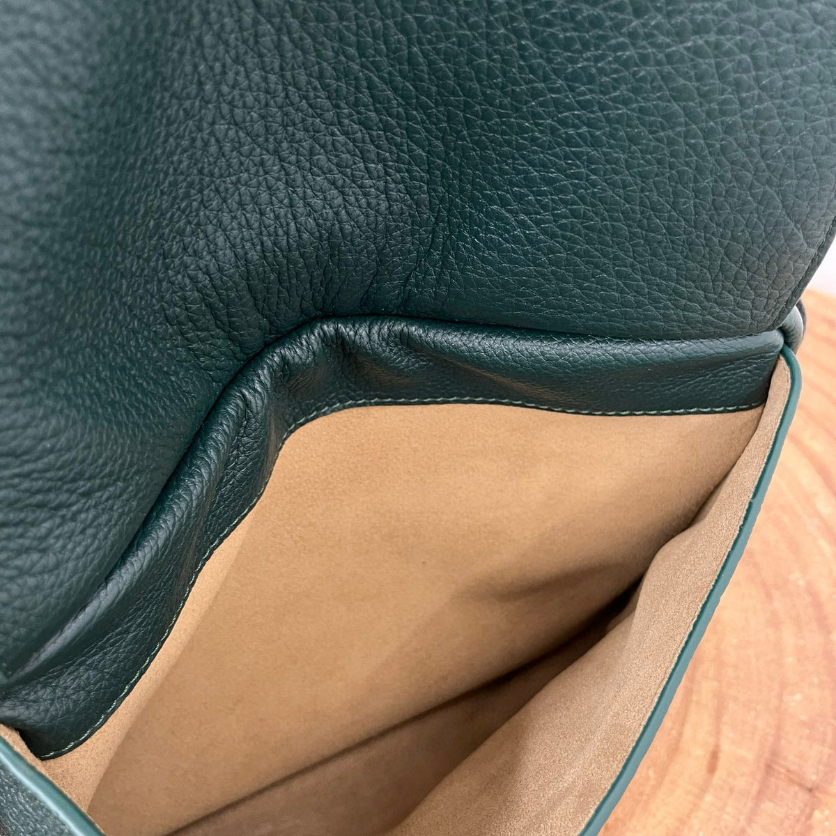 LOEW PEBBLE MESSENGER BAG
