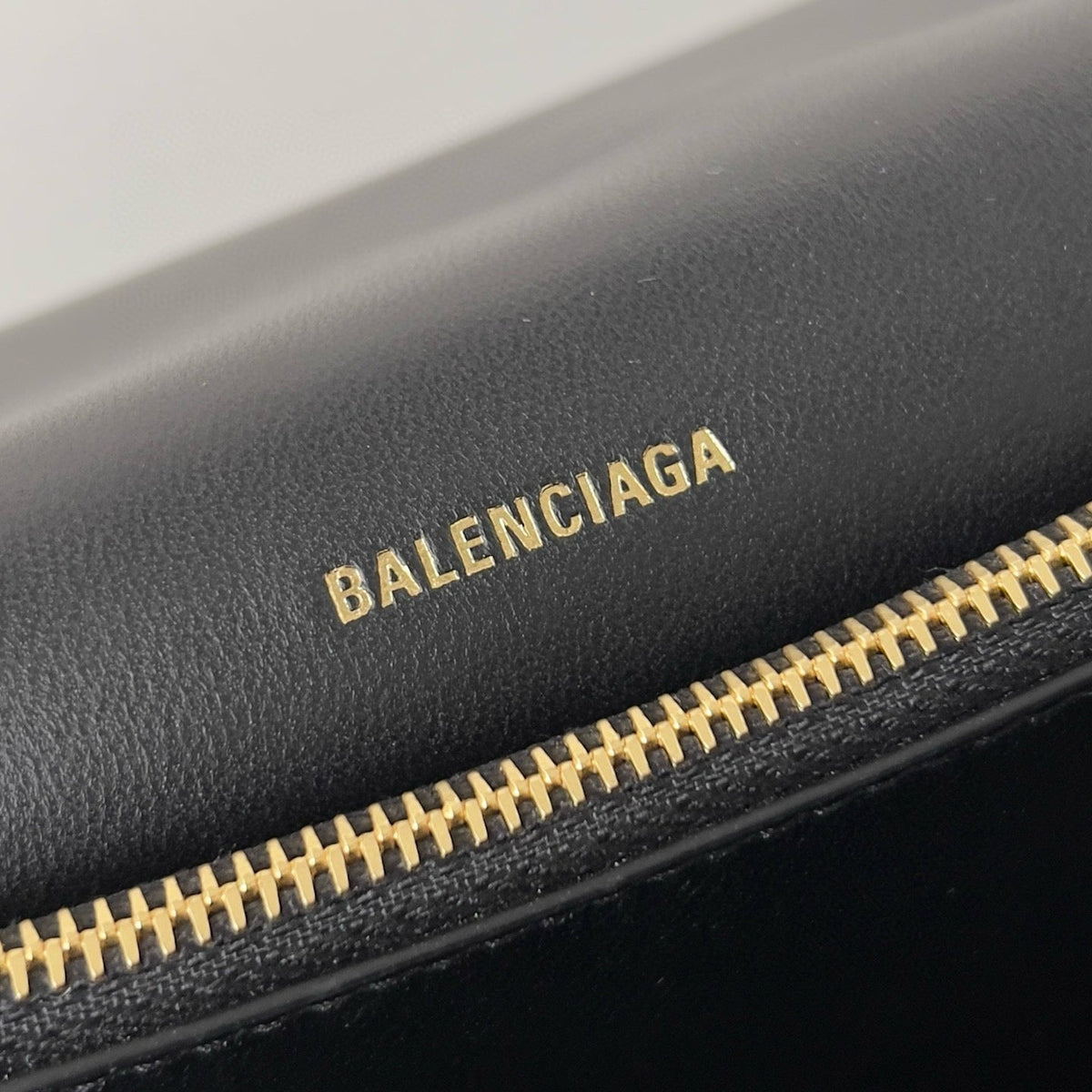 BAL MEDIUM CRUSH BAG