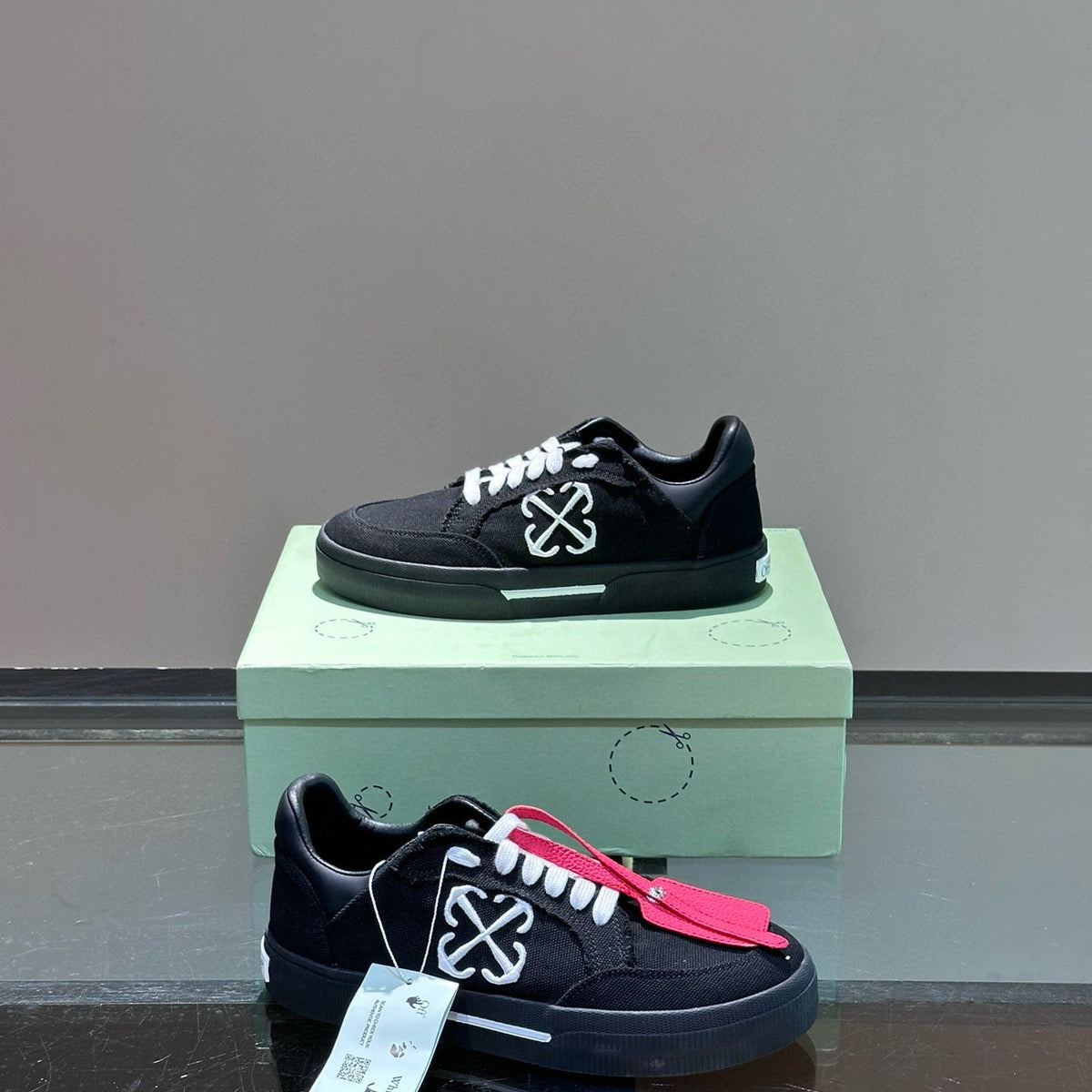 OFF W TRAINERS