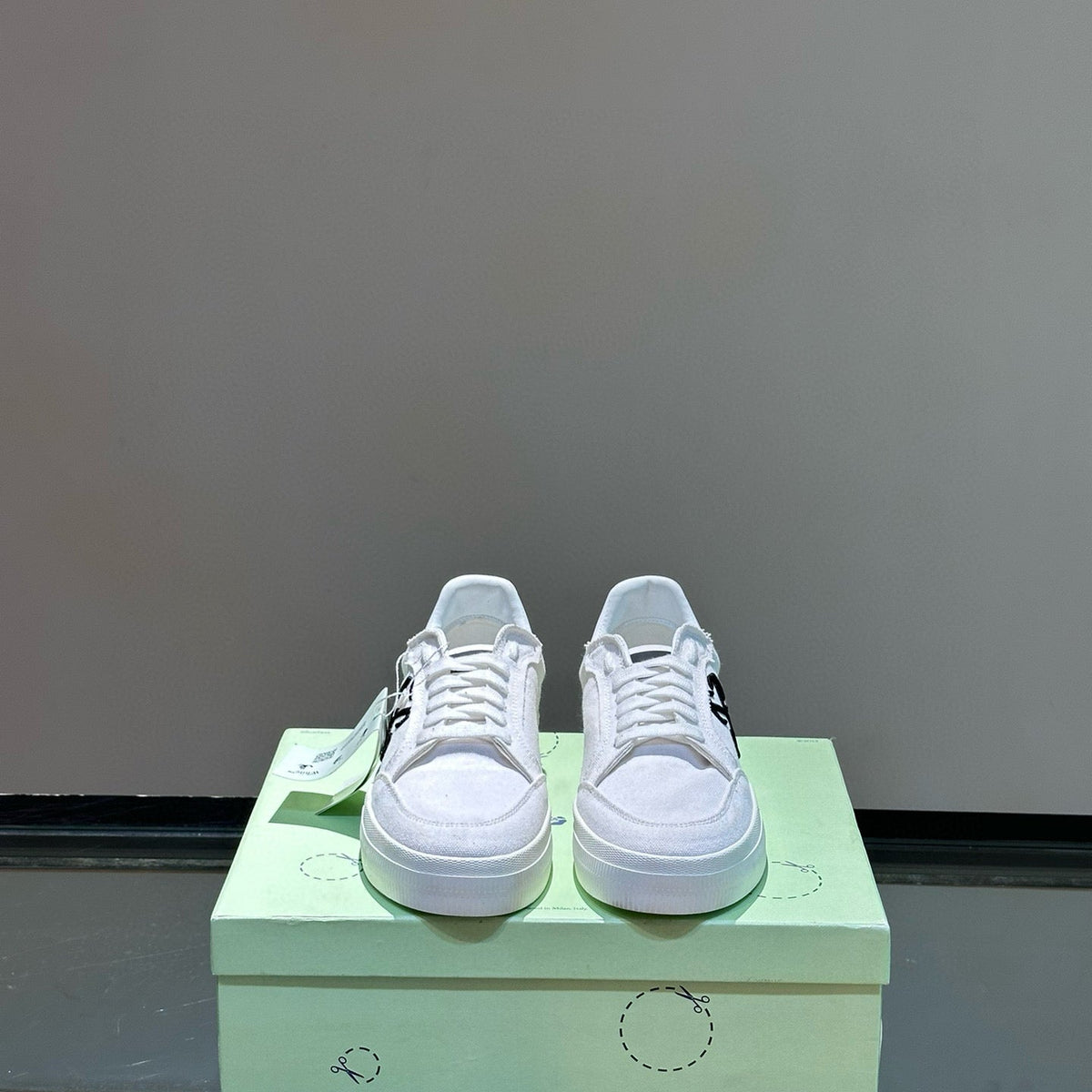 OFF W TRAINERS