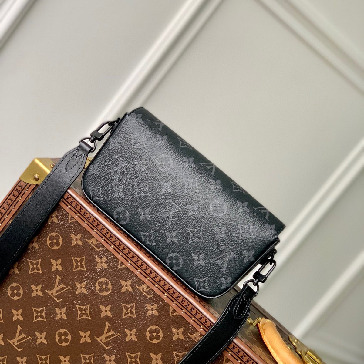 LOU MONTSOURIS WEARABLE WALLET