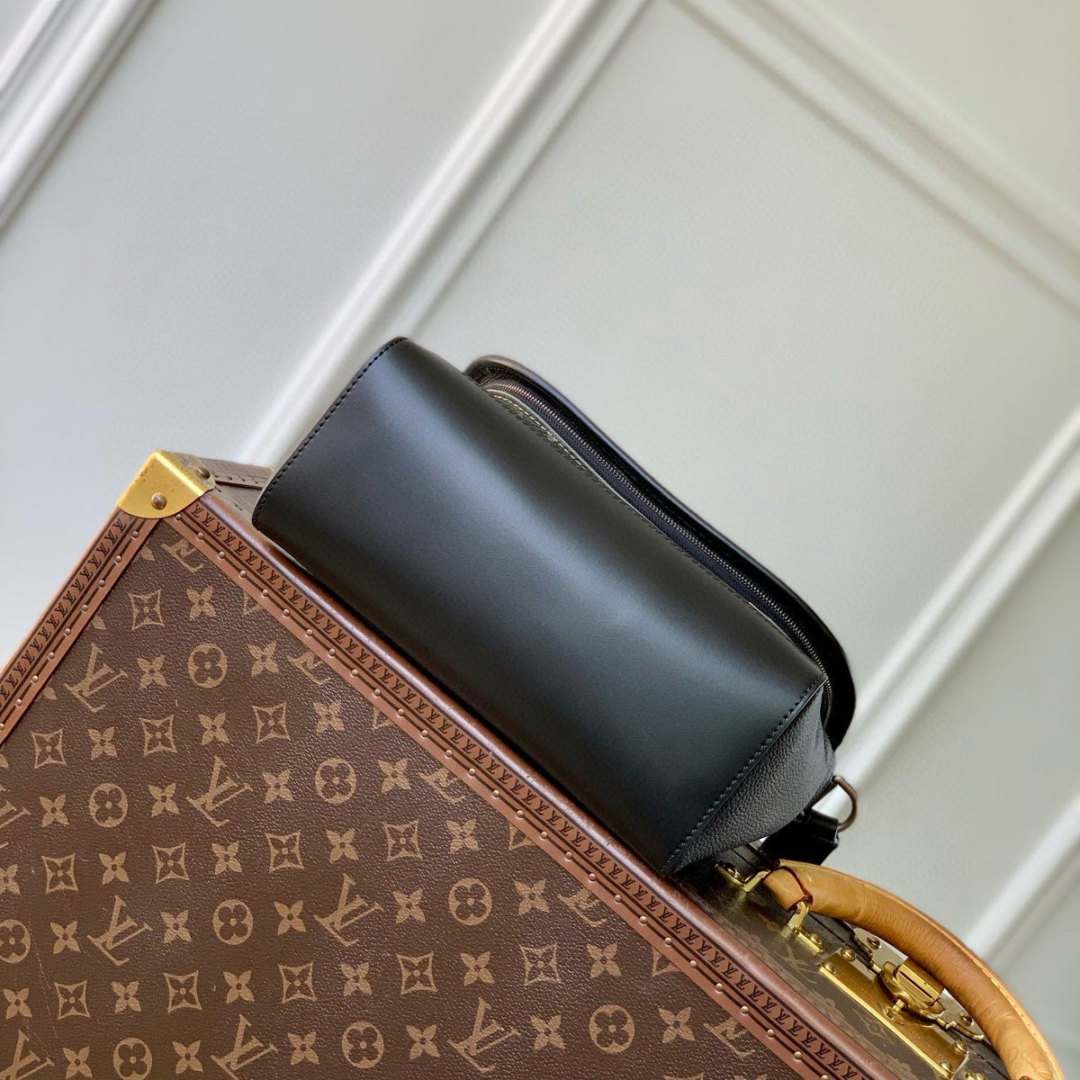 LOU PULSE MESSENGER BAG