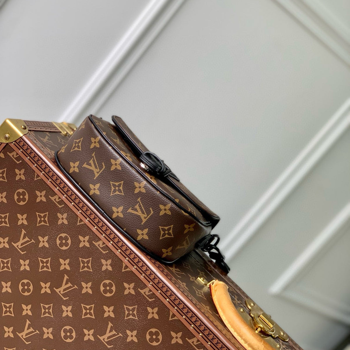 LOU MONTSOURIS MESSENGER PM BAG