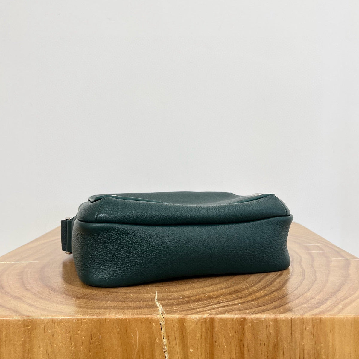 LOEW PEBBLE MESSENGER BAG