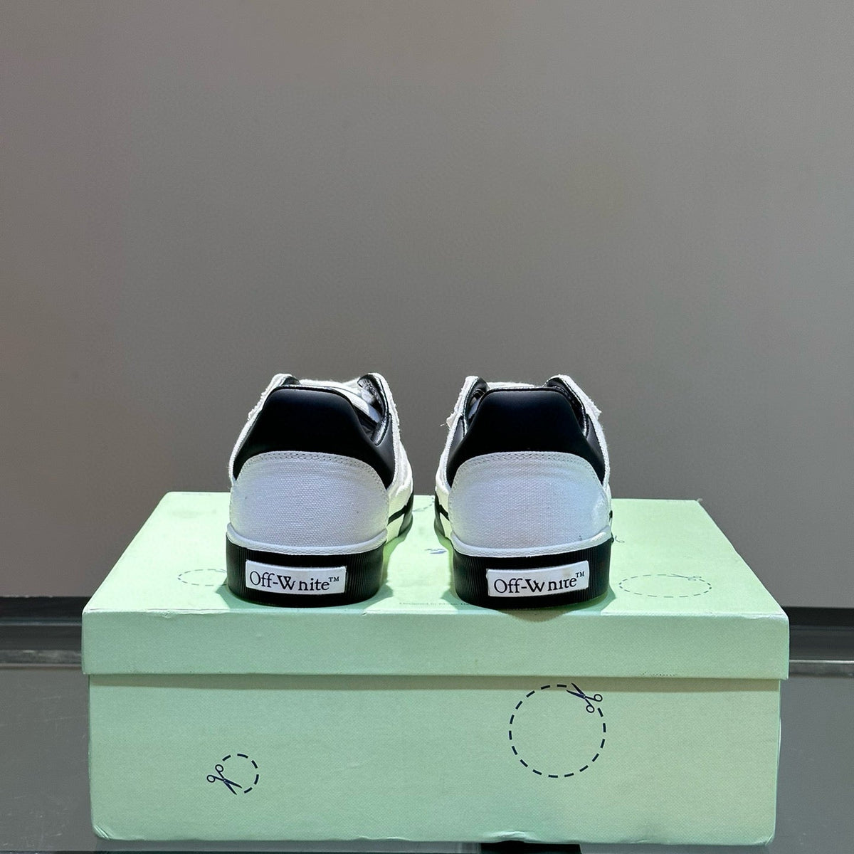 OFF W TRAINERS