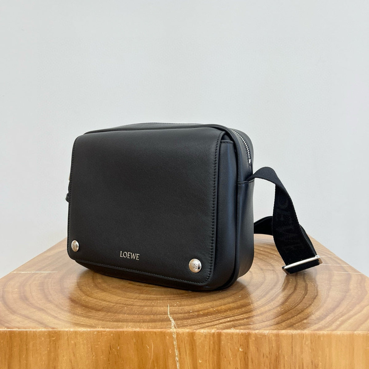 LOEW PEBBLE MESSENGER BAG
