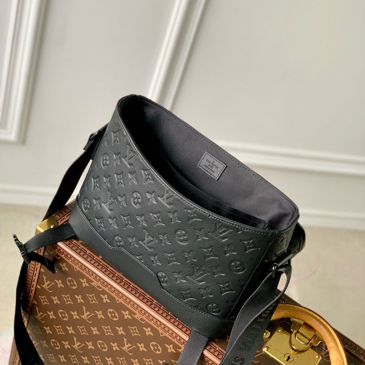LOU PM VOYAGER BAG