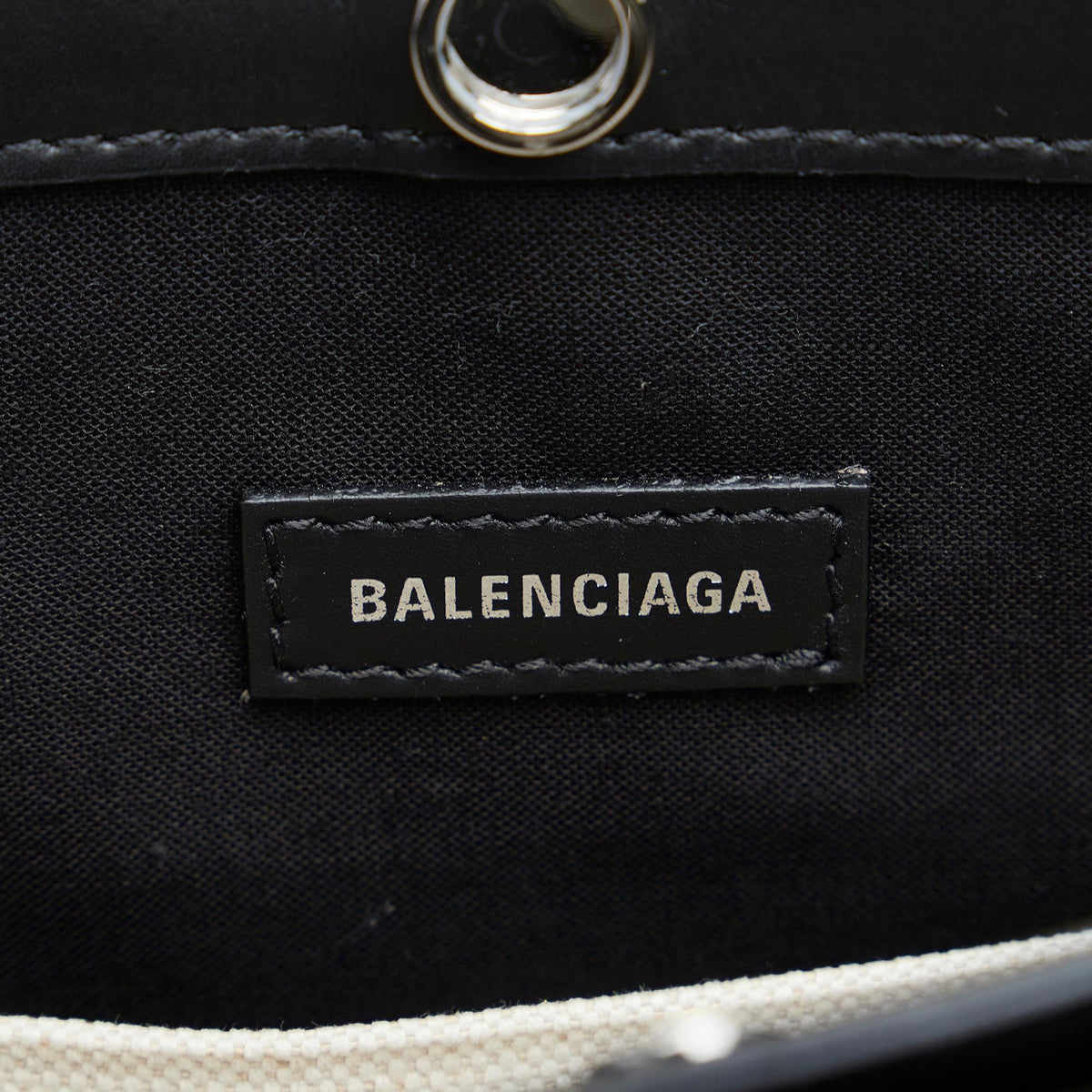 Balenciaga Navy Pochette M Crossbody (SHG-vvllwg)