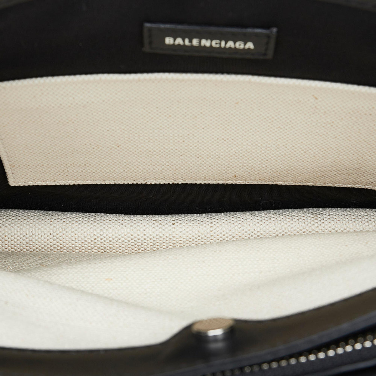Balenciaga Navy Pochette M Crossbody (SHG-vvllwg)