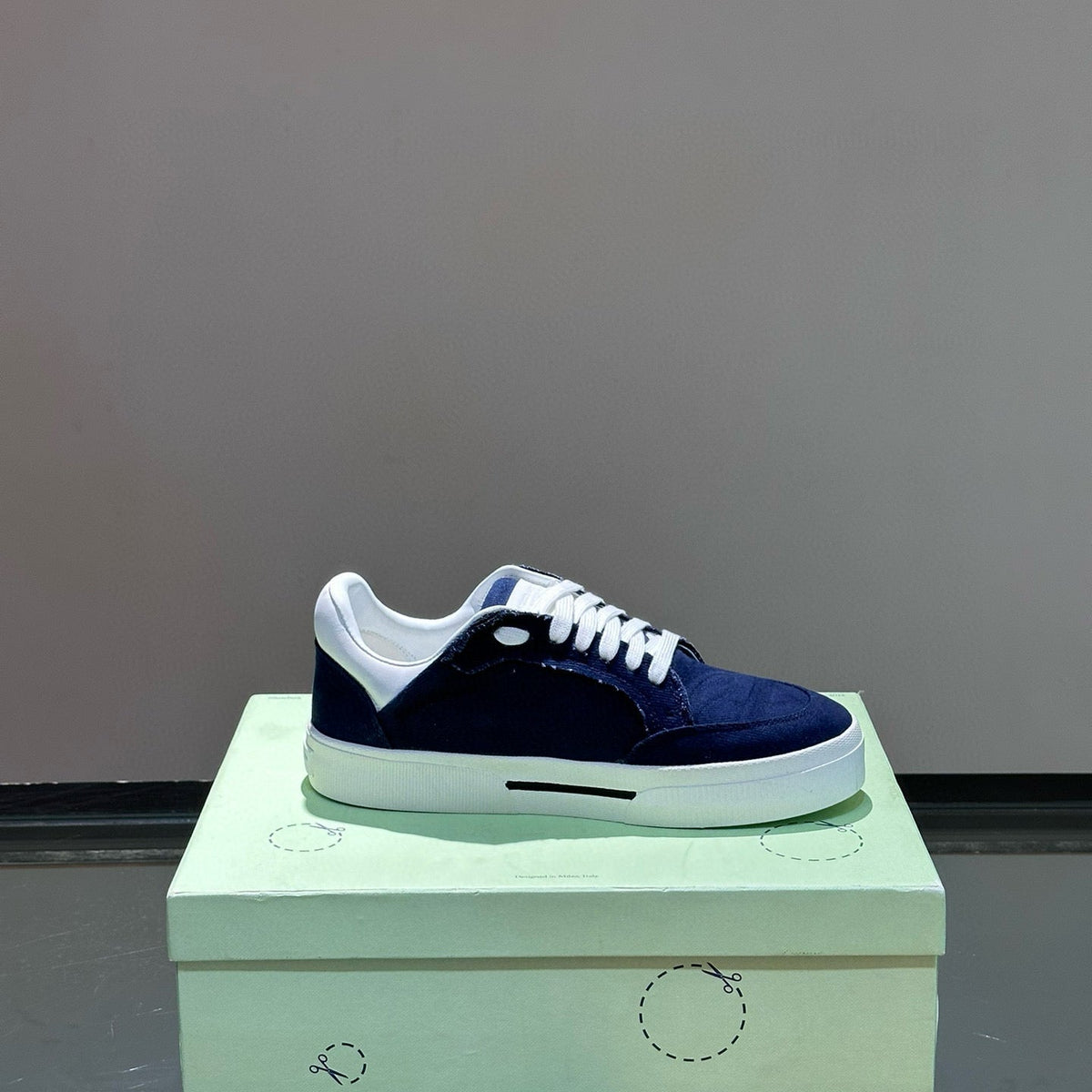 OFF W TRAINERS
