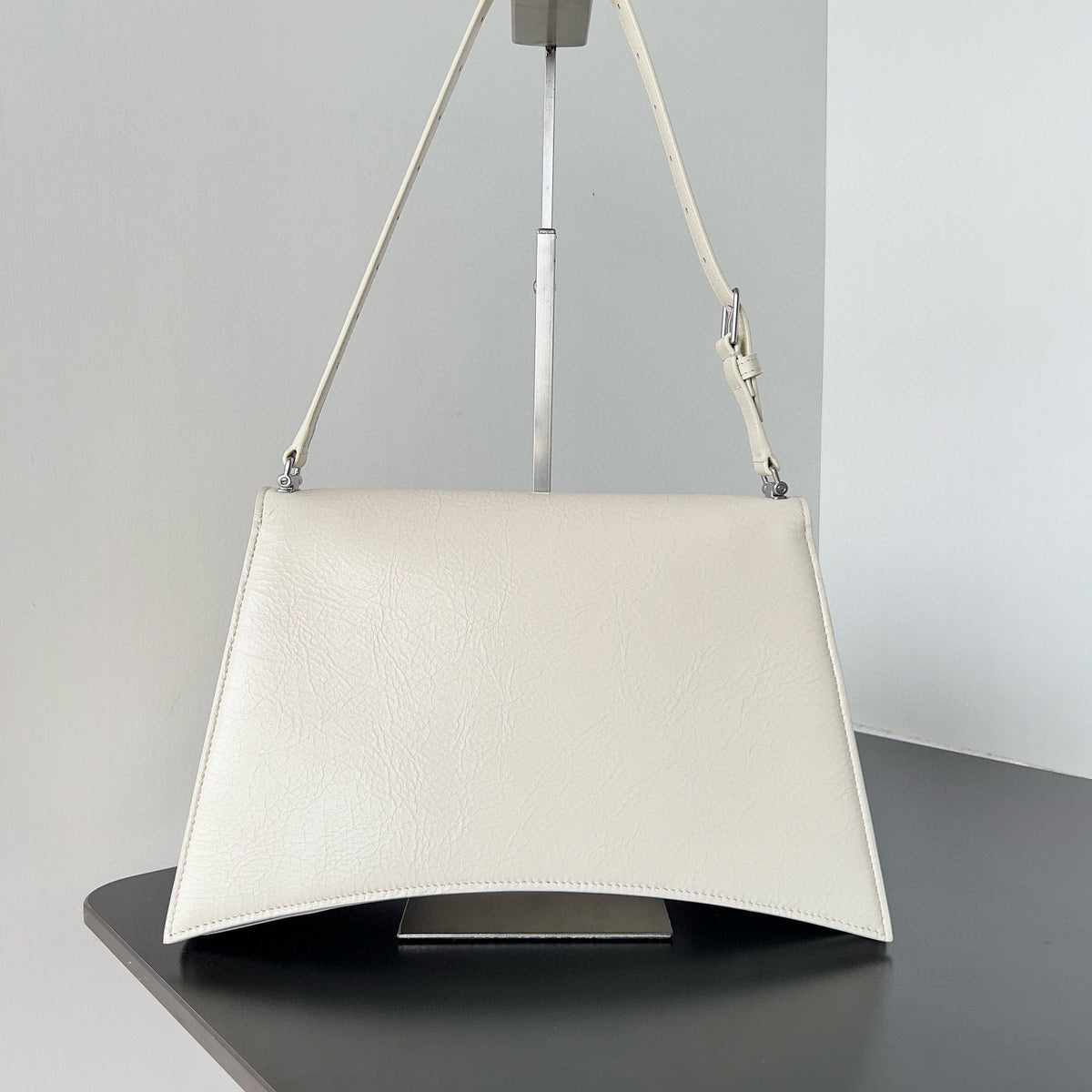BAL MEDIUM CRUSH BAG