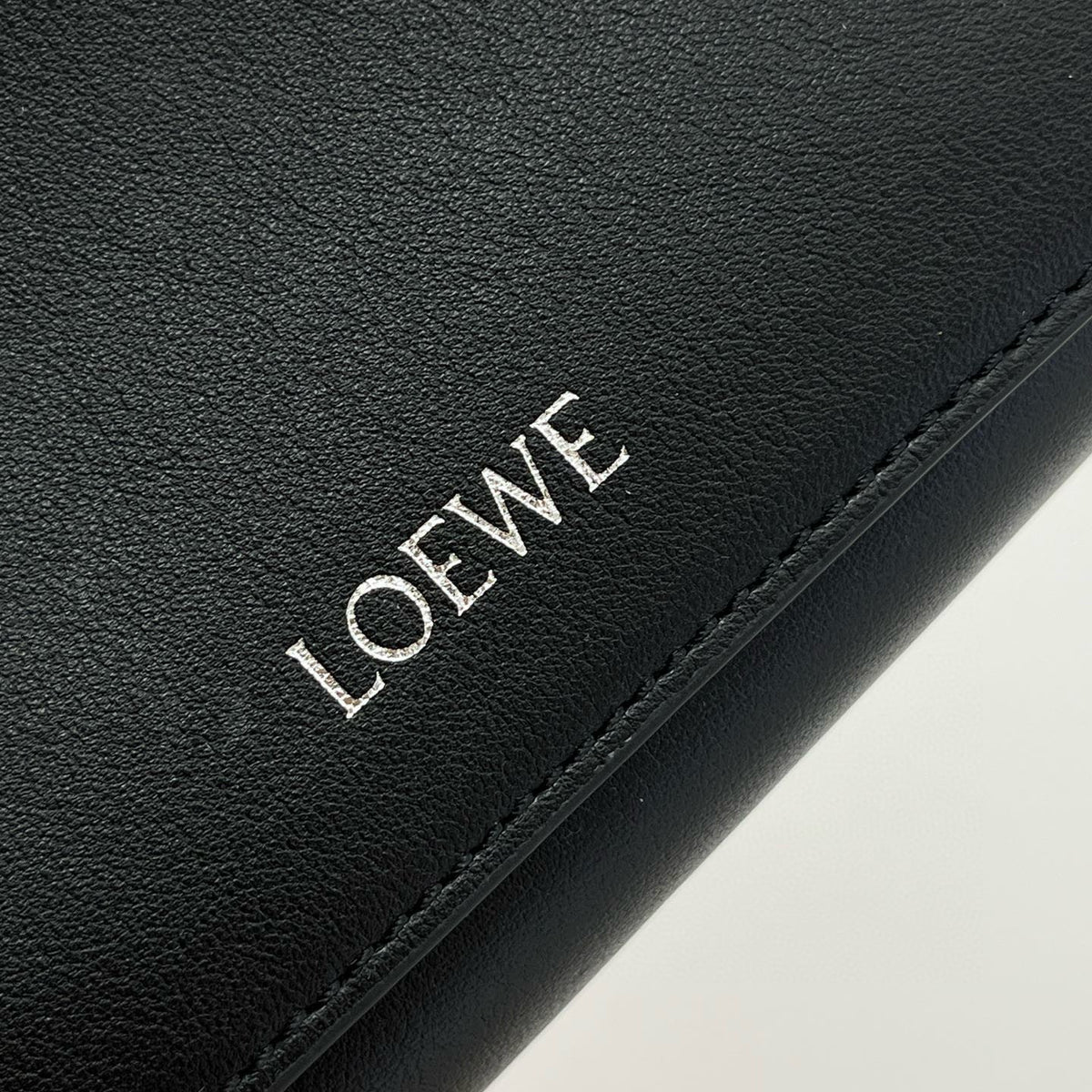 LOEW PEBBLE MESSENGER BAG