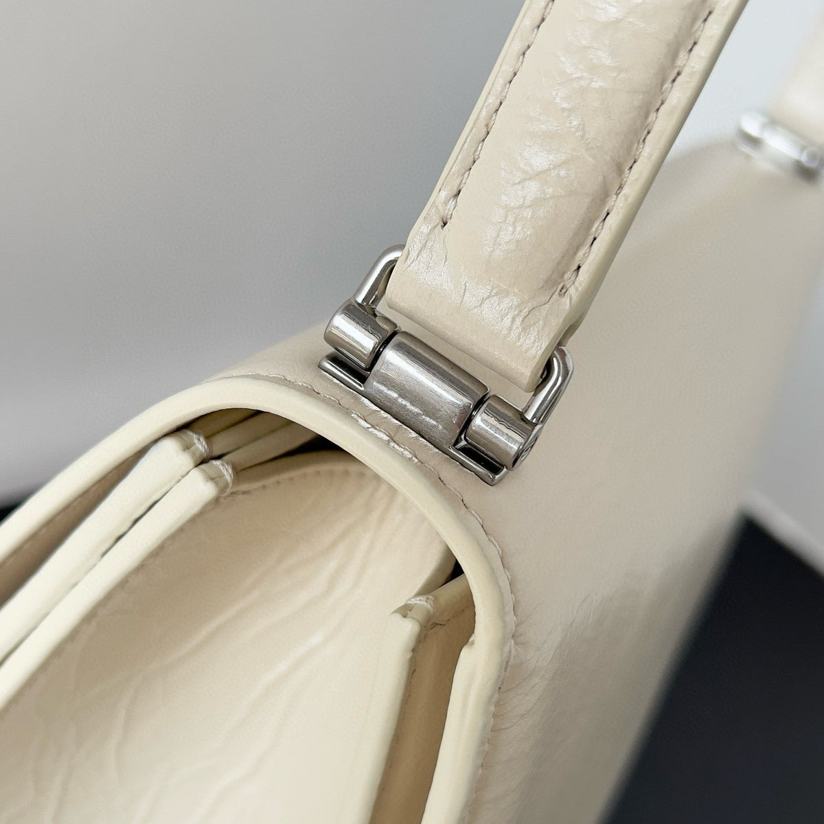 BAL MEDIUM CRUSH BAG