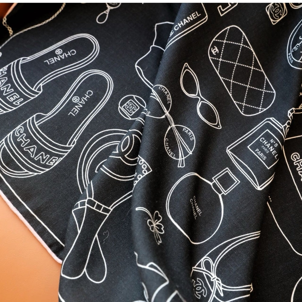 CC ARTISTIC ICONS SQUARE SCARF BLACK 90CM