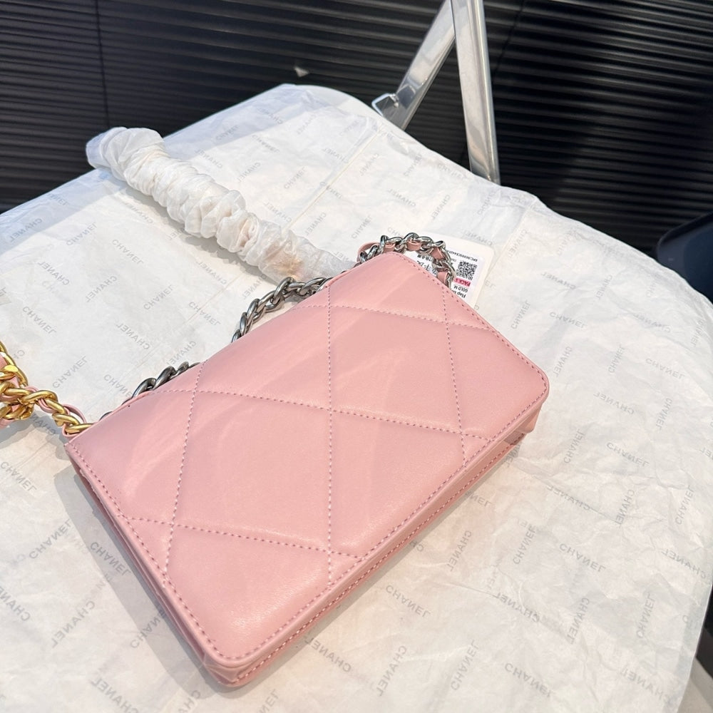 CC 19 FLAP BAG IN LIGHT PINK 19CM