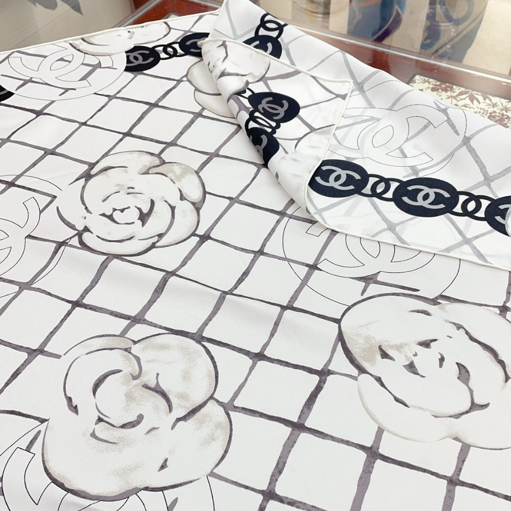 CC CC CAMELLIA SILK SCARF IN WHITE 90CM A39577 X10321 10601