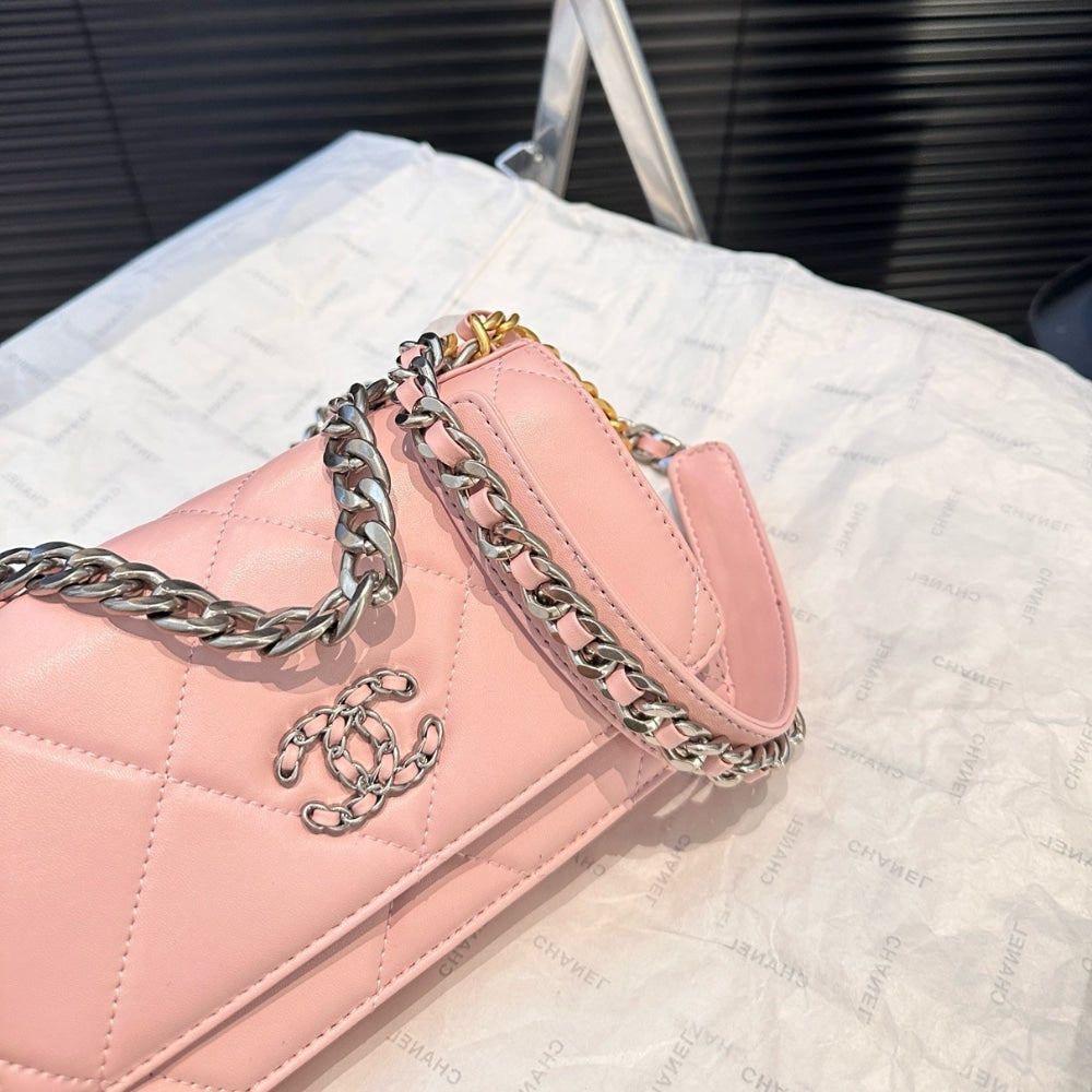 CC 19 FLAP BAG IN LIGHT PINK 19CM