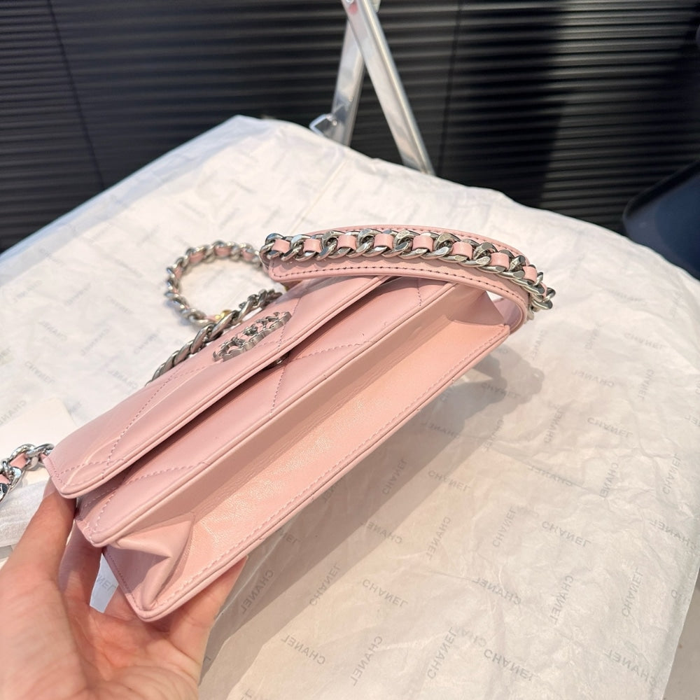 CC 19 FLAP BAG IN LIGHT PINK 19CM
