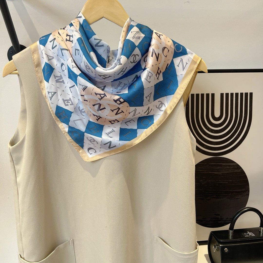 CC GEOMETRIC CC SILK SCARF BLUE AND BEIGE 70CM