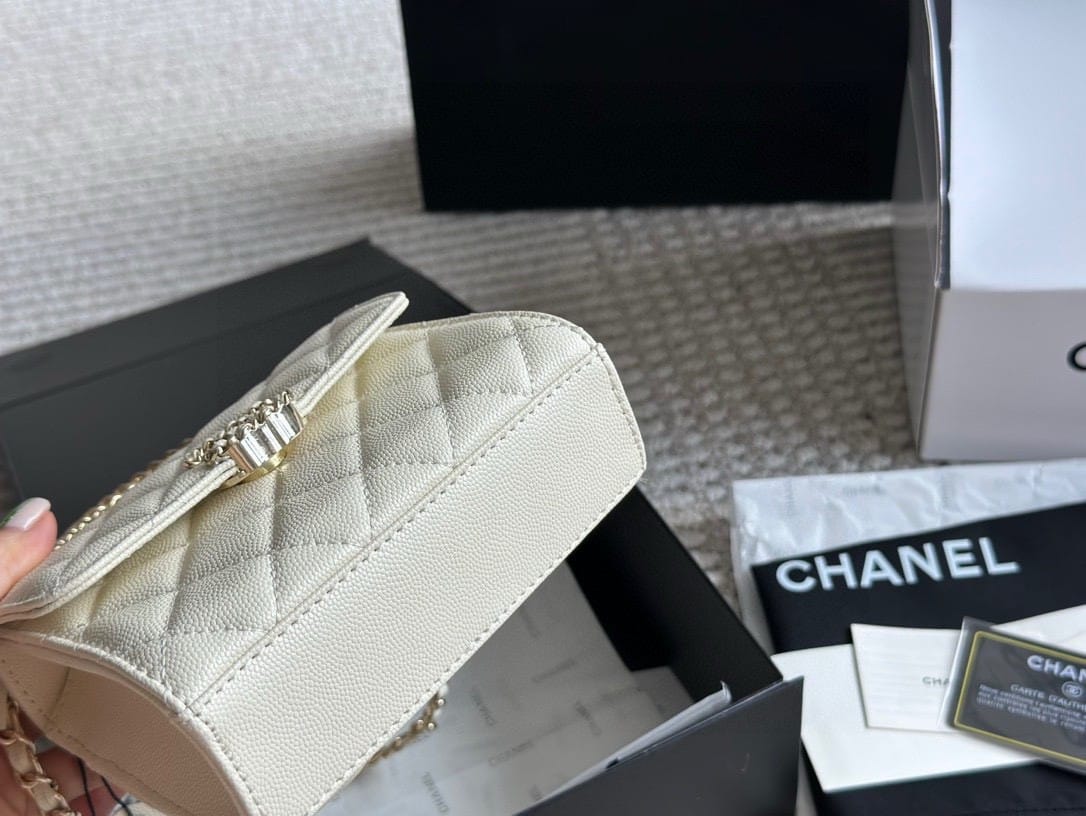 CC CLUTCH BAG WITH CHAIN IN WHITE 15CM AP3237 B10307 10601