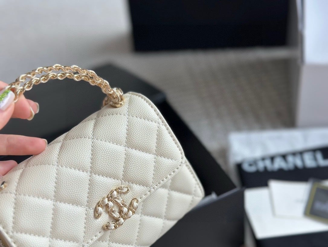 CC CLUTCH BAG WITH CHAIN IN WHITE 15CM AP3237 B10307 10601