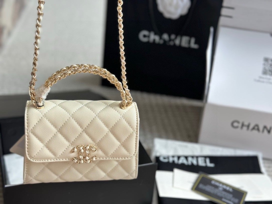 CC CLUTCH BAG WITH CHAIN IN WHITE 15CM AP3237 B10307 10601