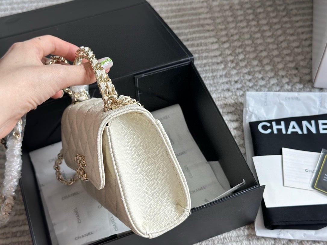 CC CLUTCH BAG WITH CHAIN IN WHITE 15CM AP3237 B10307 10601
