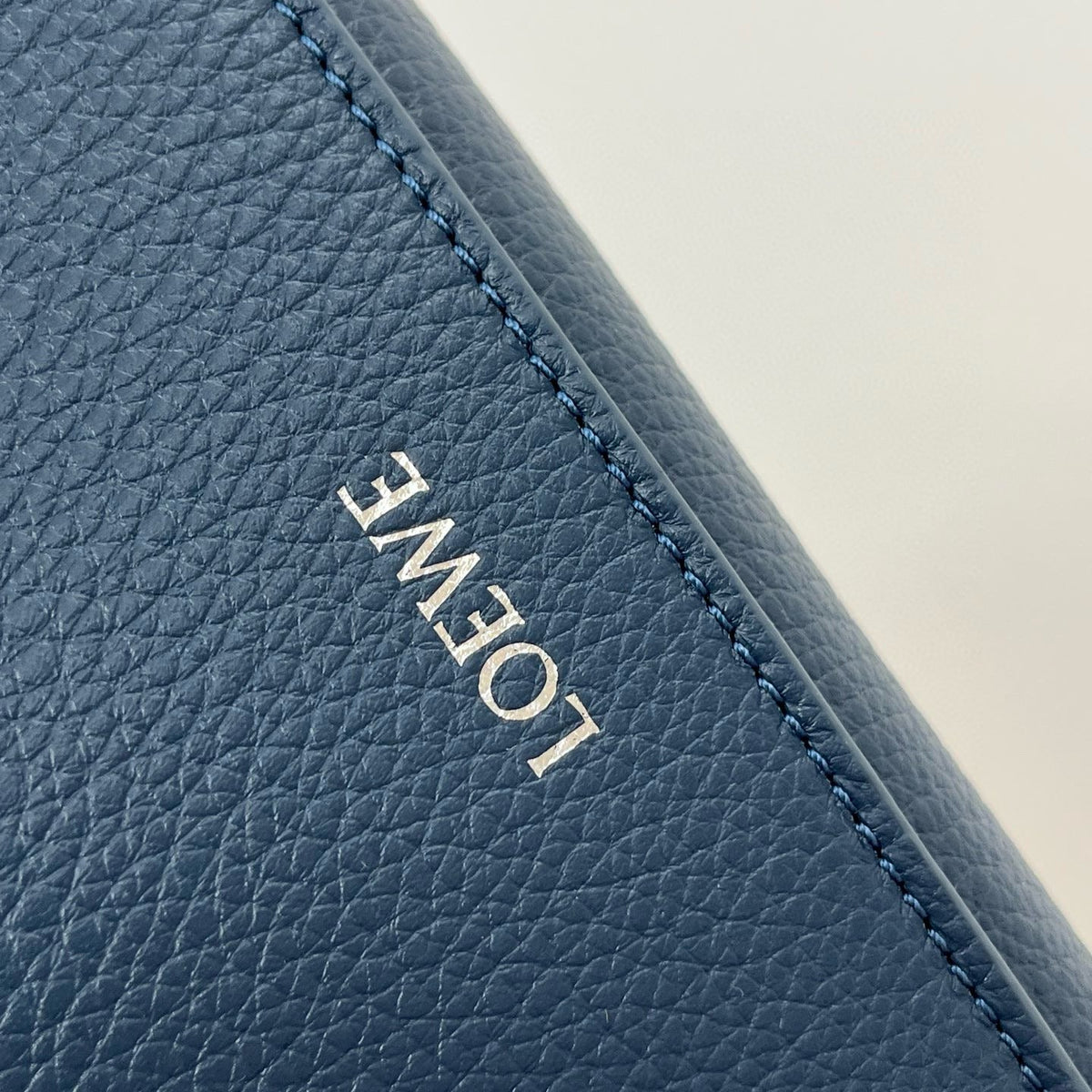 LOEW PEBBLE MESSENGER BAG