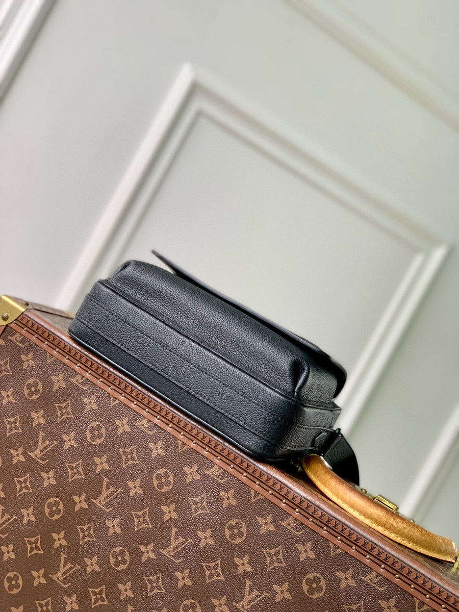 LOU BOARDING MESSENGER BAG