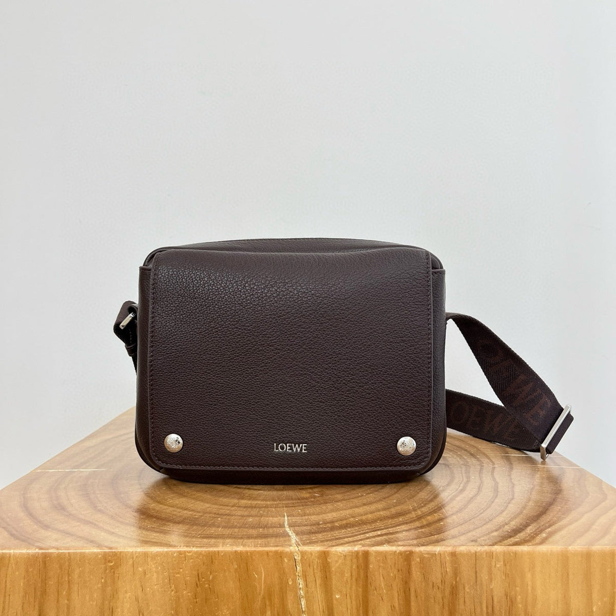 LOEW PEBBLE MESSENGER BAG