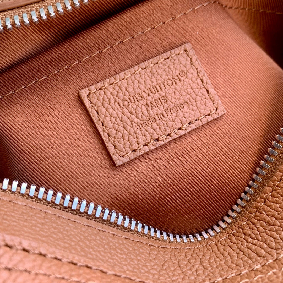 LOU BOARDING MESSENGER BAG