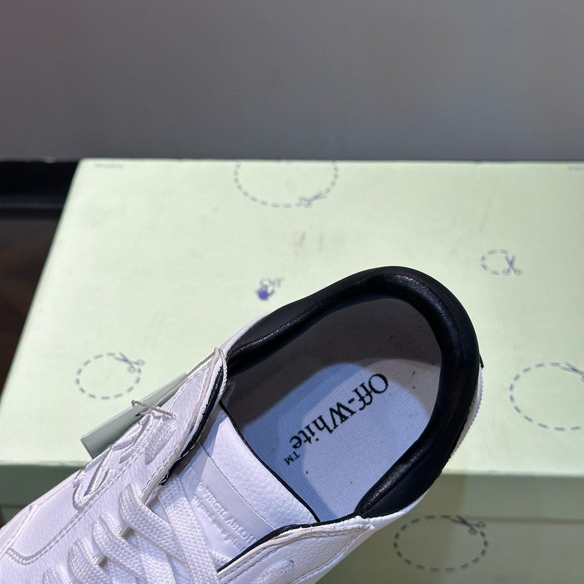OFF W TRAINERS