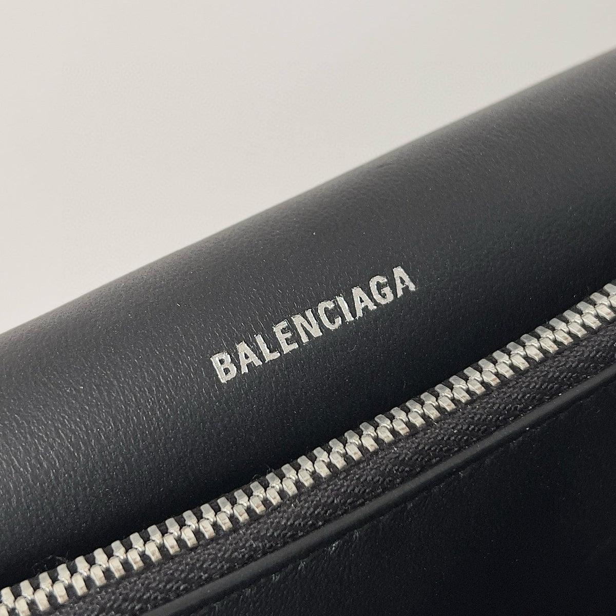 BAL MEDIUM CRUSH BAG