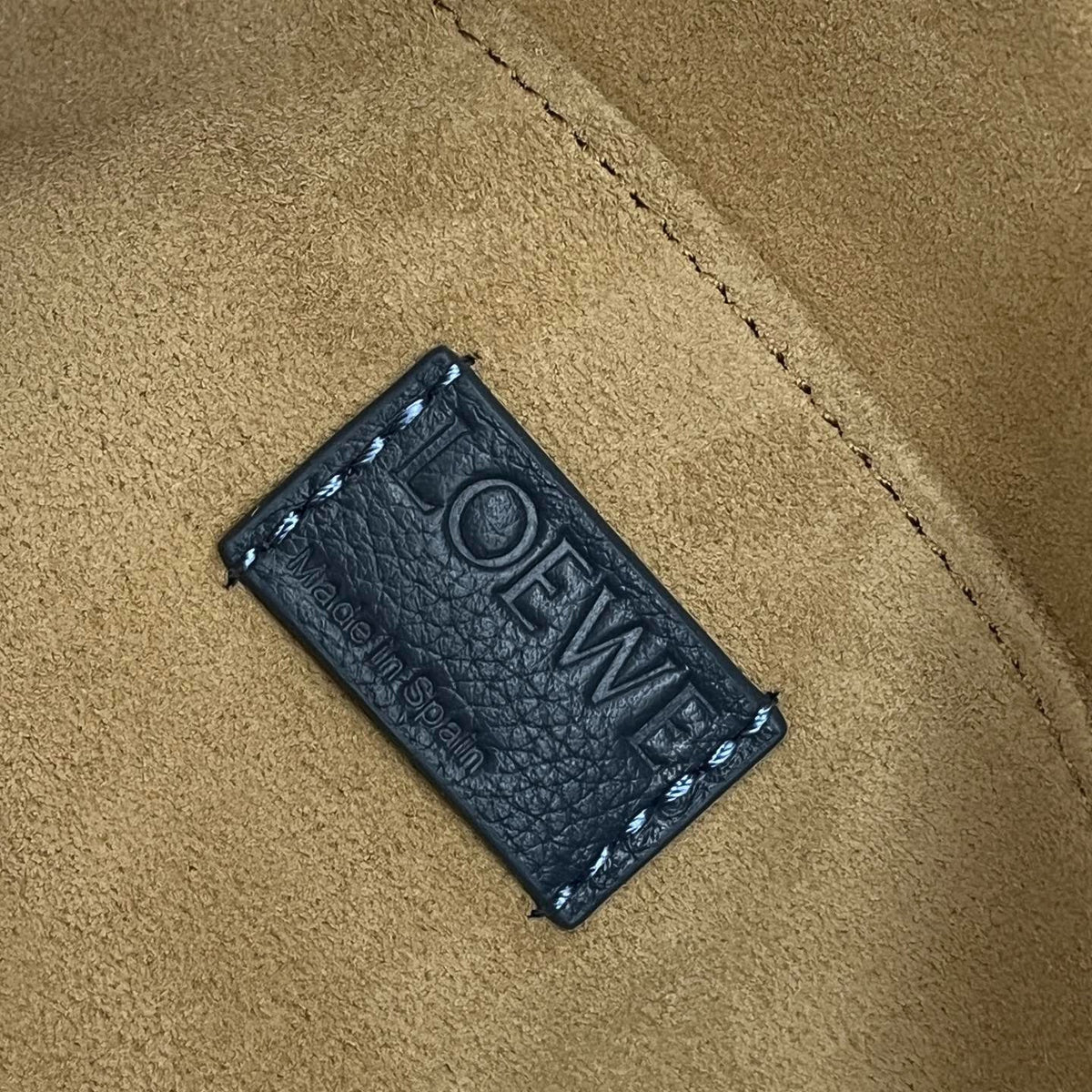 LOEW PEBBLE MESSENGER BAG