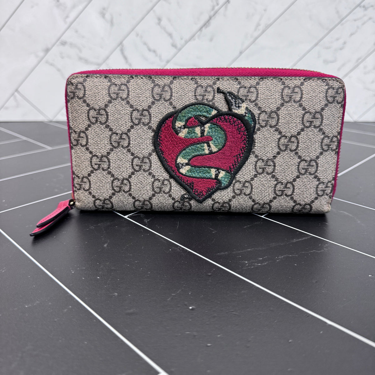 Gucci Beige GG Surpreme Snake Heart Zippy Wallet