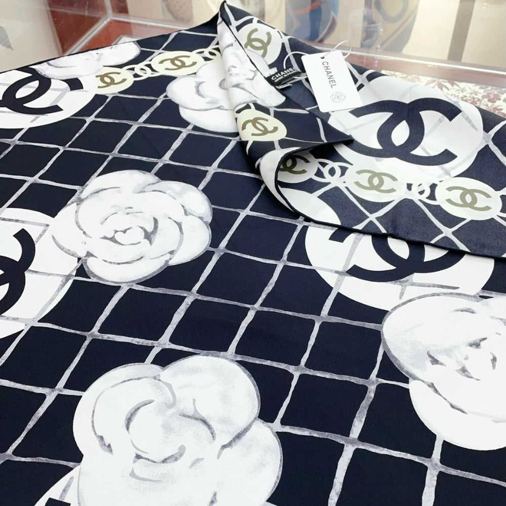 CC CC CAMELLIA SILK SCARF IN BLACK 90CM A39577 X10321 94305