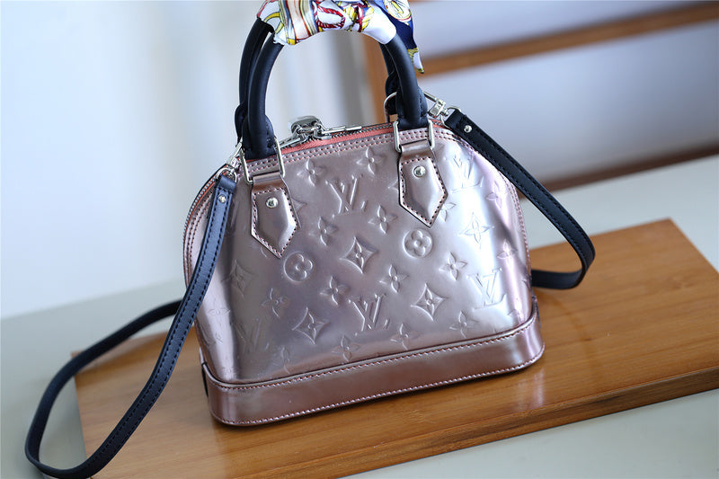 I W Fashion Lu-Vi bags - 8272