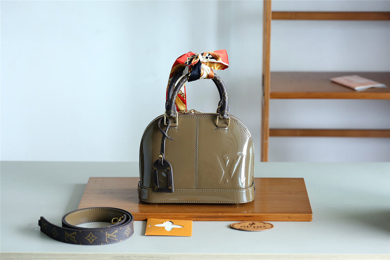 I W Fashion Lu-Vi bags - 8280