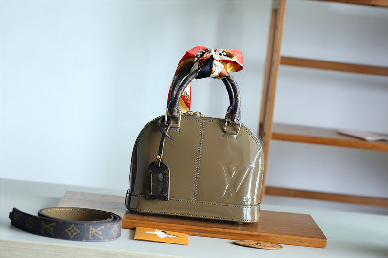 I W Fashion Lu-Vi bags - 8280