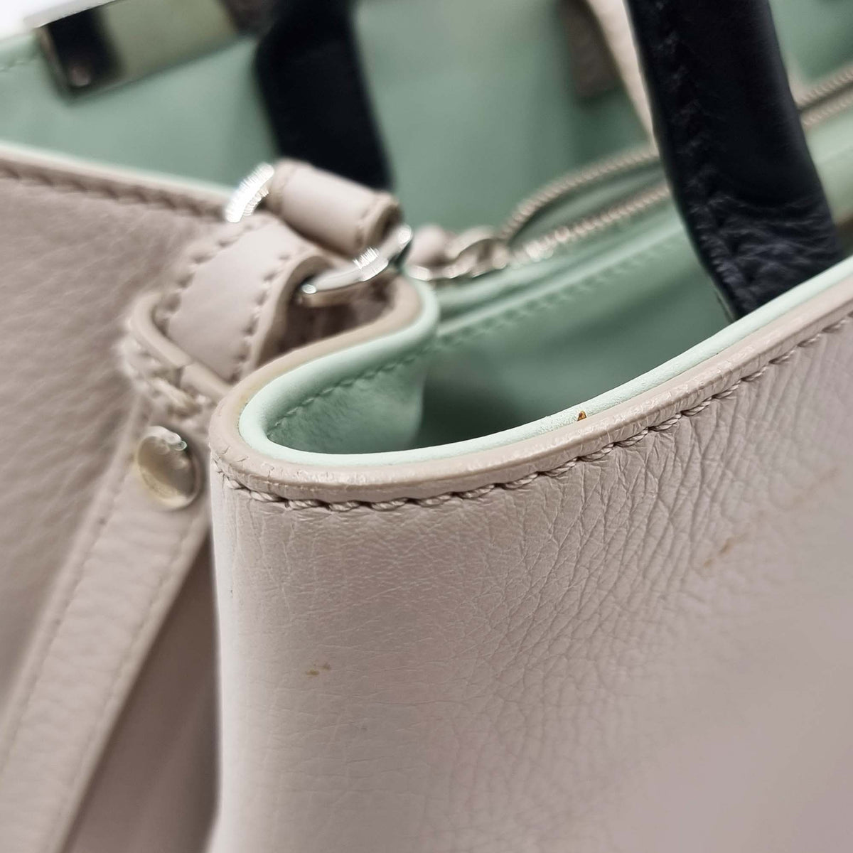 Petite 2Jours Vitello Dolce Monster Charm Grigio Polvere