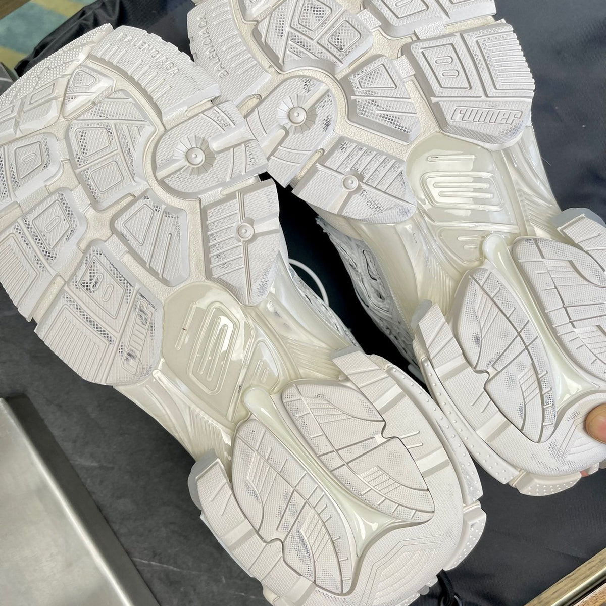 BAL RUNNER TRAINERS