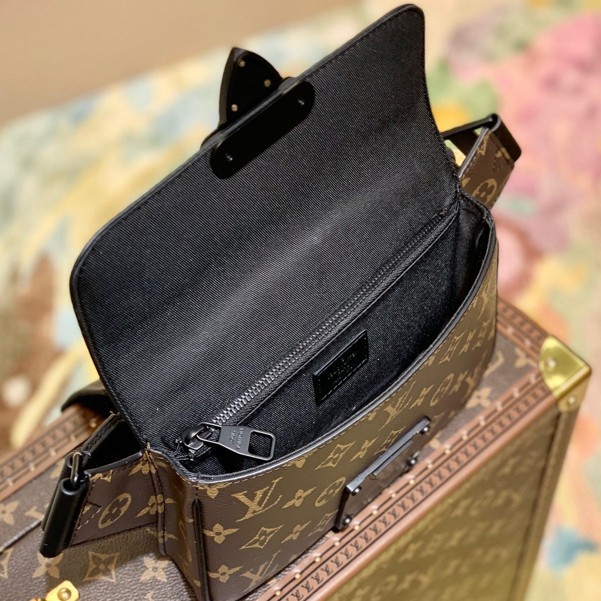 LOU S LOCK SLING BAG