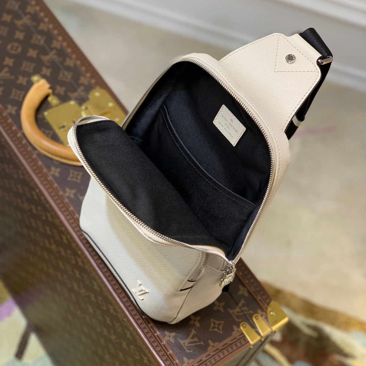 LOU AVENUE SLING BAG