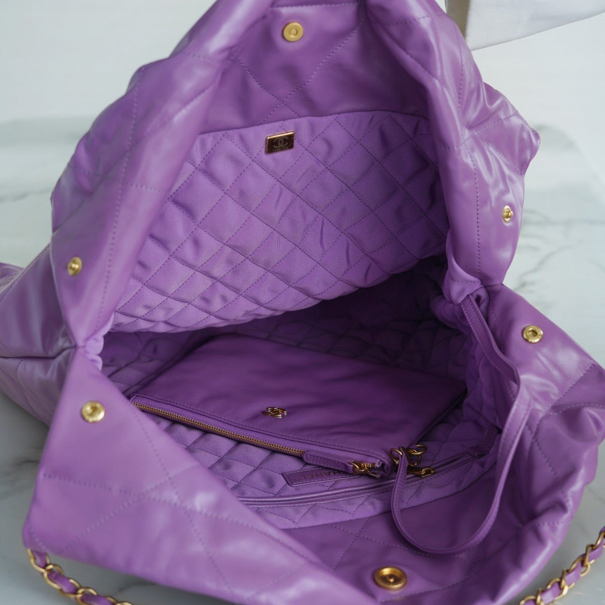 CC 22 SMALL HANDBAG