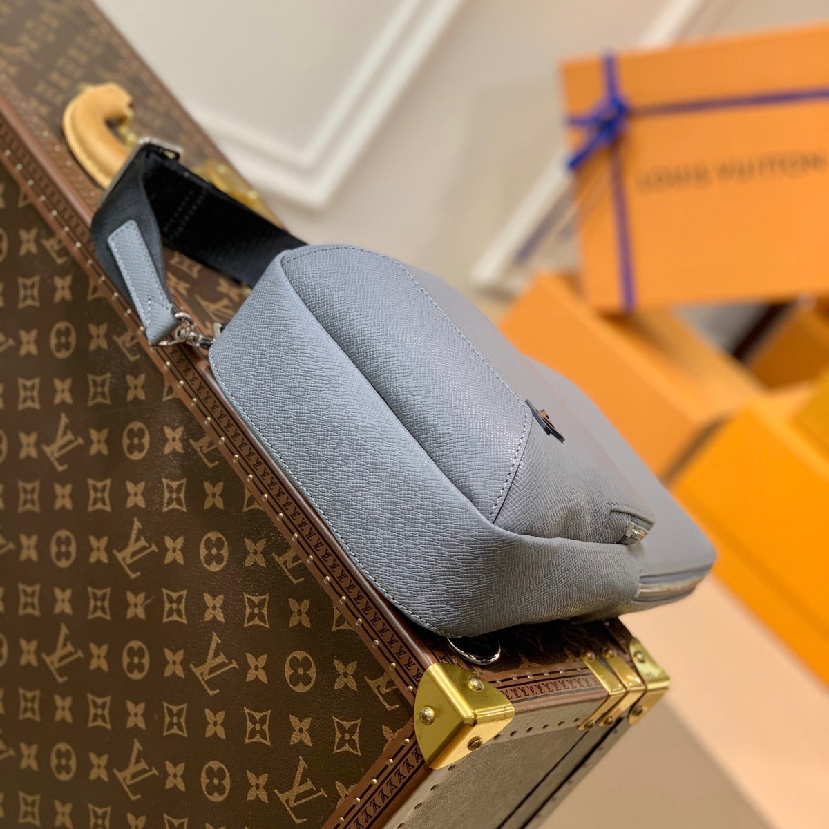 LOU AVENUE SLING BAG